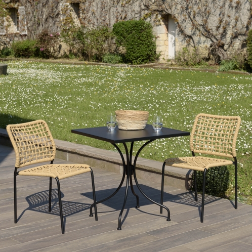 https://www.dpi-import.com/10050-thick_dpi-import/salon-de-jardin-2-personnes-en-acier-noir-1-table-carree-70x70cm-et-2-chaises-en-cordage-tresse.jpg