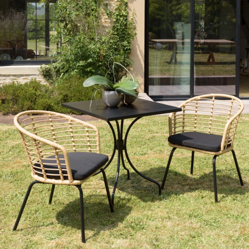 https://www.dpi-import.com/10735-thick_dpi-import/salon-de-jardin-2-pers-1-table-carree-70x70cm-et-2-fauteuils-beiges-et-noirs-en-rotin-synthetique.jpg