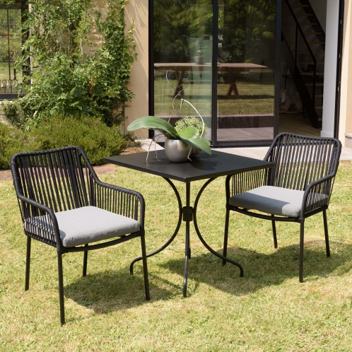 https://www.dpi-import.com/10750-thick_dpi-import/salon-de-jardin-2-pers-table-carree-70x70cm-et-2-fauteuils-gris-et-noirs-en-cordage.jpg