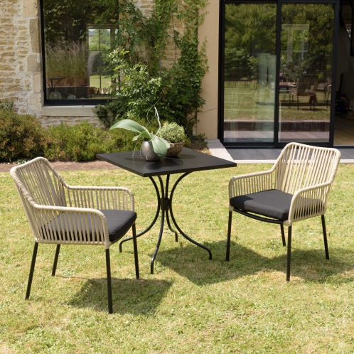 https://www.dpi-import.com/10764-thick_dpi-import/salon-de-jardin-2-pers-table-carree-70x70cm-et-2-fauteuils-beiges-et-noirs-en-cordage.jpg