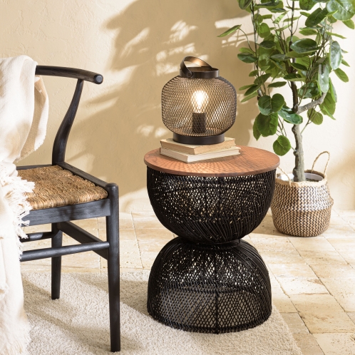 https://www.dpi-import.com/9485-thick_dpi-import/table-d-appoint-en-rotin-noir-plateau-en-bois-de-teck-recycle.jpg